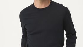 hessnatur Herren Feiner Pullover Regular aus Bio-Merinowolle - schwarz - Größe 50