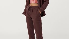 hessnatur Loungewear Sweathose aus Bio-Baumwolle - rot - Größe 34