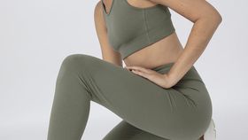 hessnatur Loungewear Leggings Fitted Medium Cut ACTIVE LIGHT aus Bio-Baumwolle - grün - Größe L/k