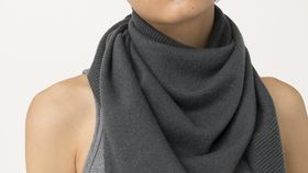 hessnatur Damen Schal BetterRecycling aus Kaschmir - grün - Größe 57x125 cm