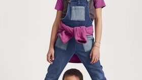 hessnatur Kinder Latzhose BetterRecycling aus Bio-Denim - blau - Größe 122