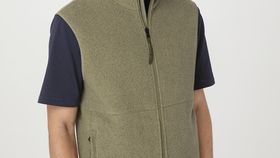 hessnatur Herren Fleece Weste Relaxed BETTERRECYCLING aus Bio-Baumwolle - grün - Größe 50