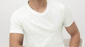 hessnatur Herren V-Shirt Regular Fit Zwirnjersey aus Bio-Baumwolle - weiß - Größe 54
