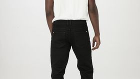 hessnatur Herren Coreva™ Jeans BEN Regular Straight aus Bio-Denim - schwarz - Größe 32/32