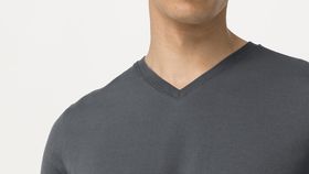 hessnatur Herren V-Shirt aus Bio-Baumwolle - grün - Größe 56