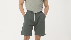 hessnatur Herren Sweatshorts aus Bio-Baumwolle - grün - Größe 54