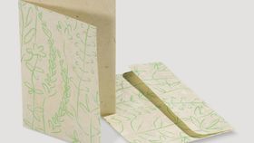 hessnatur Klapp-Karte Floris - grün - Größe 10x14,8 cm