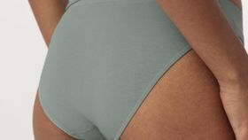 hessnatur Damen Slip Regular Cut SOFT RIB aus Bio-Baumwolle - grün - Größe 34