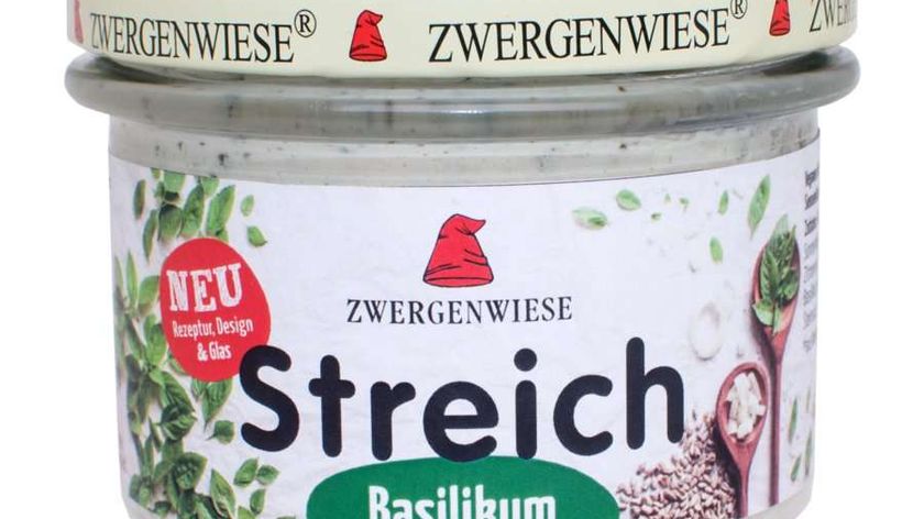 Laktosefreier Aufstrich mit Basilikum auf Weißbrot ein Genuß