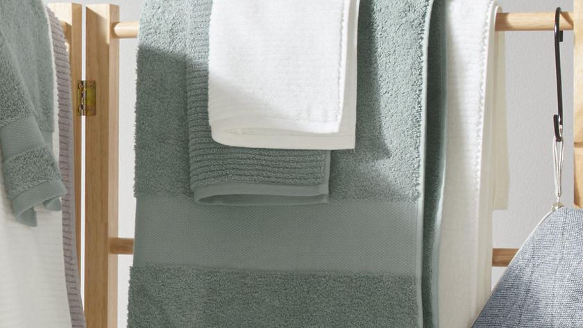 hessnatur Handtuch aus Bio-Frottee - grün - Größe 100x180 cm
