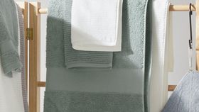 hessnatur Handtuch aus Bio-Frottee - grün - Größe 100x180 cm
