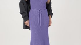 hessnatur Damen Strickkleid Midi Slim aus Bio-Baumwolle - lila - Größe M