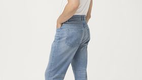 hessnatur Herren Jeans Mads Relaxed Tapered Fit aus Bio-Denim - blau - Größe 32/32