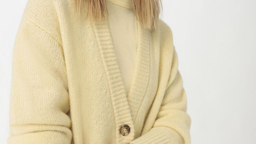 hessnatur Damen Strickjacke aus Alpaka mit Seide und Mohair - gelb - Größe S