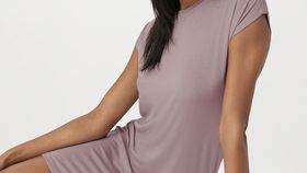 hessnatur Damen Nachthemd Regular PURE FLOW aus TENCEL™ Modal - lila - Größe 40