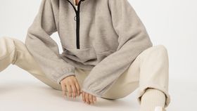 hessnatur Damen Fleece-Troyer Oversize aus Bio-Merinowolle mit Bio-Baumwolle - beige - Größe S