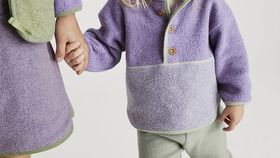hessnatur Baby Fleece Sweater Relaxed BetterRecycling aus Bio-Baumwolle - lila - Größe 98/104
