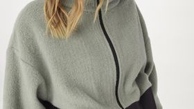hessnatur Damen Fleece Jacke Oversize aus Bio-Merinowolle mit Bio-Baumwolle - grün - Größe L