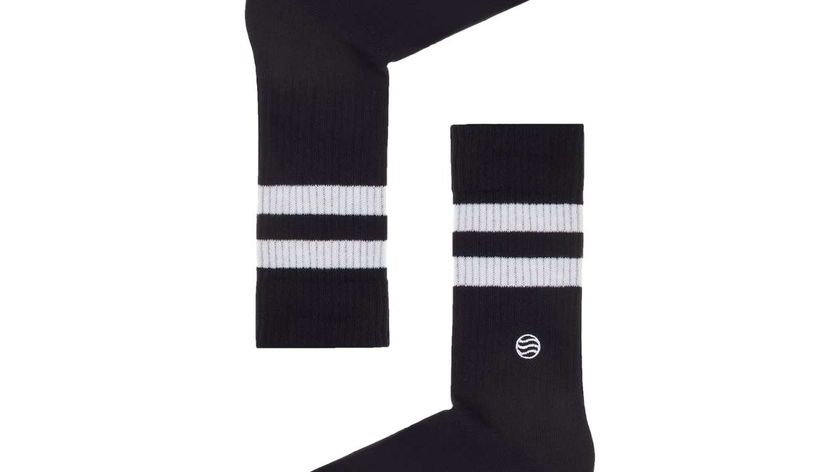 Crew Black nachhaltige Sportsocken schwarz mit weißen Streifen