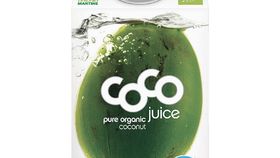 Kokos Drink Kokoswasser aus der grünen Kokosnuss trinken