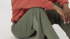 hessnatur Loungewear Hose Flared Medium Cut ACTIVE LIGHT aus Bio-Baumwolle - grün - Größe 48