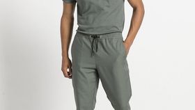 hessnatur Herren Joggpants aus Bio-Baumwolle mit Leinen - grün - Größe 54