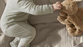 hessnatur Baby Schlafoverall aus Bio-Merino-Wolle und Seide - natur - Größe 62/68