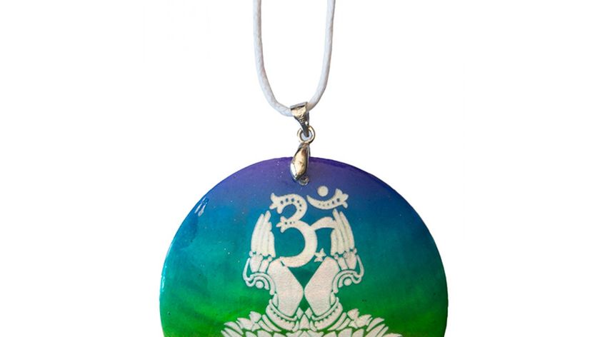 Halskette "Om Namaste" Muschel Airbrush rainbow 5cm