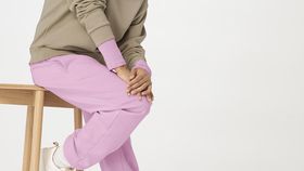 hessnatur Damen Sweat-Hose Relaxed aus Bio-Baumwolle - rosa - Größe 42