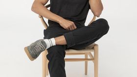 hessnatur Herren Shirt mit Stehkragen aus Leinen - schwarz - Größe 54