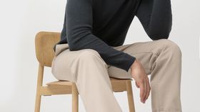 hessnatur Herren Chino Ron Relaxed aus Bio-Baumwolle - grau - Größe 52