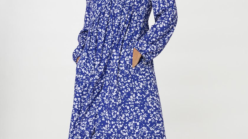hessnatur Damen Kleid Midi Relaxed aus LENZING™ ECOVERO™ Viskose - blau - Größe 36